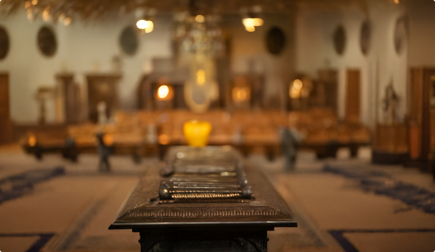 Interieur van een kerk met warme verlichting